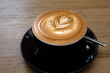 Ahşap bir masa üzerinde sıcak kahve Latte.