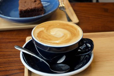 Ahşap masa üzerinde sıcak latte