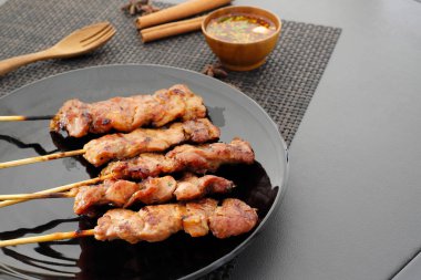 Masanın üzerinde ızgara domuz eti Tayland