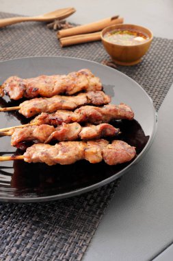 Masanın üzerinde ızgara domuz eti Tayland