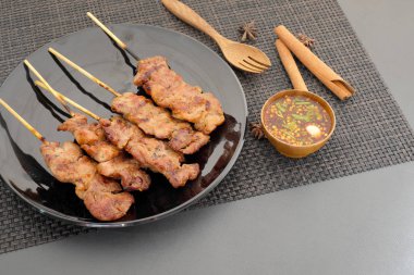 Masanın üzerinde ızgara domuz eti Tayland