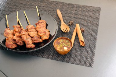 Masanın üzerinde ızgara domuz eti Tayland