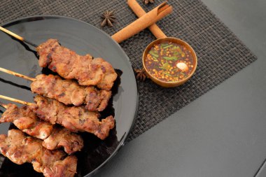 Masanın üzerinde ızgara domuz eti Tayland