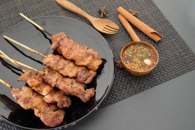 Masanın üzerinde ızgara domuz eti Tayland