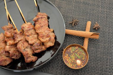 Masanın üzerinde ızgara domuz eti Tayland