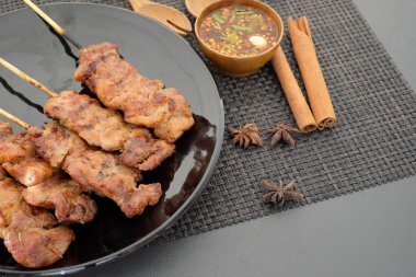 Masanın üzerinde ızgara domuz eti Tayland