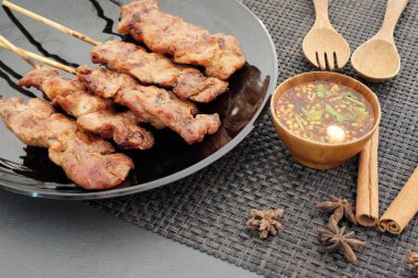 Masanın üzerinde ızgara domuz eti Tayland