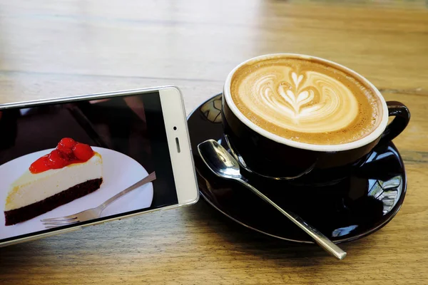 Smartphone Taza Latte Sobre Fondo Madera — Foto de Stock