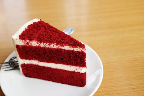 桌子上的红色天鹅绒蛋糕 — 图库照片