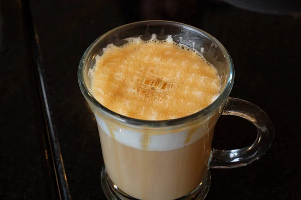 Delicioso Macchiato Caramelo Taza Vidrio — Foto de Stock