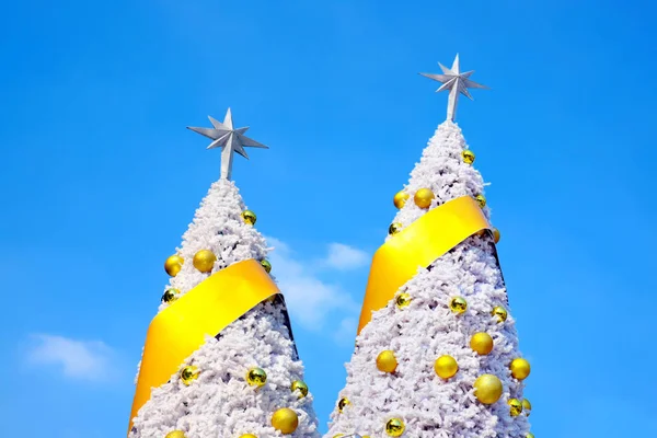 Árboles Navidad Contra Cielo Azul — Foto de Stock