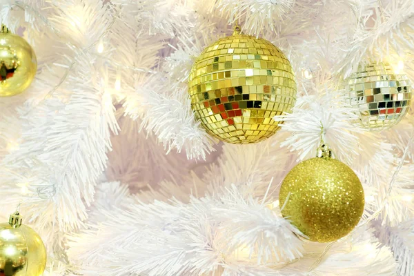 Bolas Navidad Oro Decoraciones Árbol Navidad Blanco — Foto de Stock