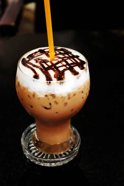 暗い背景にアイス コーヒー — ストック写真