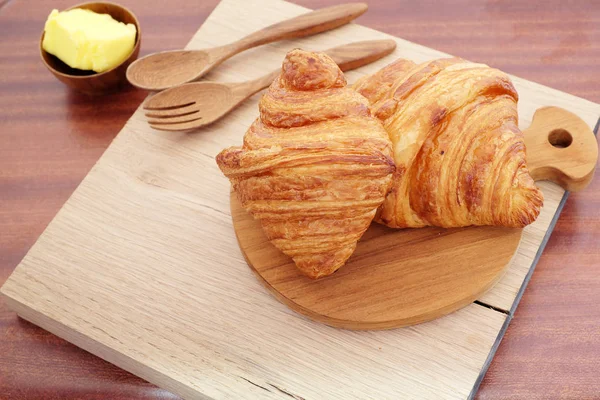 Croissant Com Manteiga Fundo Madeira — Fotografia de Stock