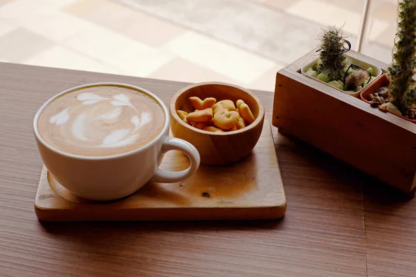 在一张小木桌上的热咖啡 — 图库照片