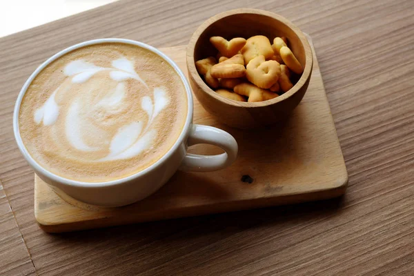 Café Caliente Sobre Una Mesa Madera —  Fotos de Stock