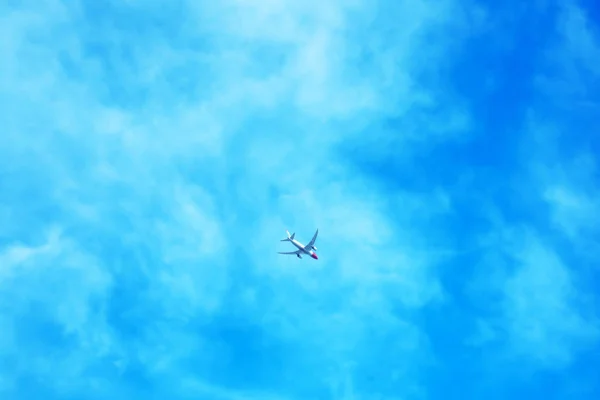 Посадка Авиалайнера Голубом Небе — стоковое фото