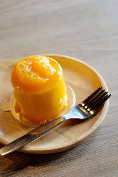 Delicious Orange Cake Wooden Plate — Stock Photo, Image