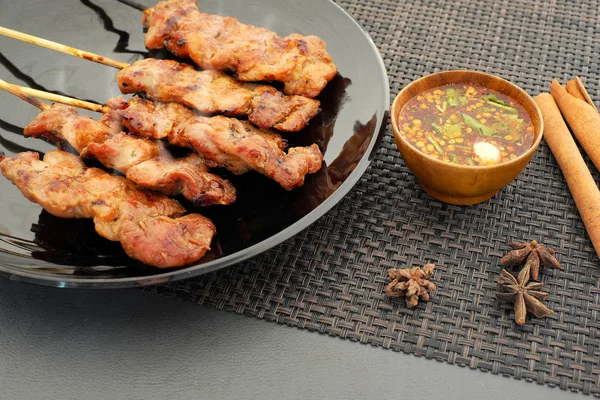 Masanın üzerinde ızgara domuz eti Tayland