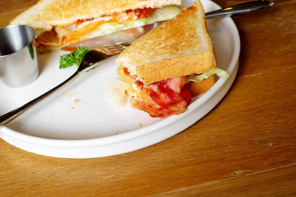 新鮮な野菜とベーコンのサンドイッチ — ストック写真