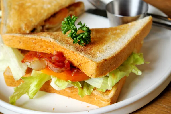 培根三明治与新鲜蔬菜 — 图库照片