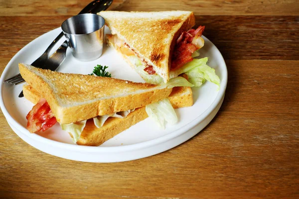 Sandwich Bacon Aux Légumes Frais — Photo