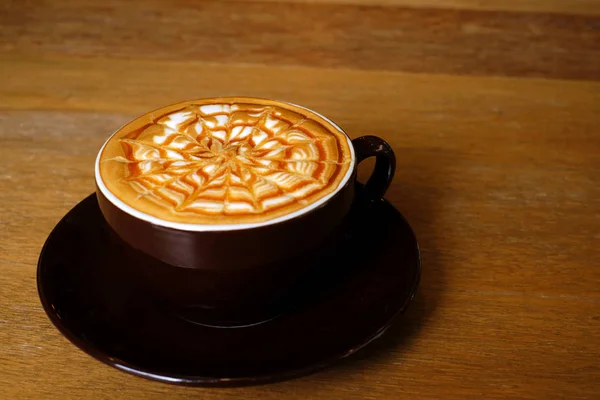 Tahta arka planda bir fincan kahve.