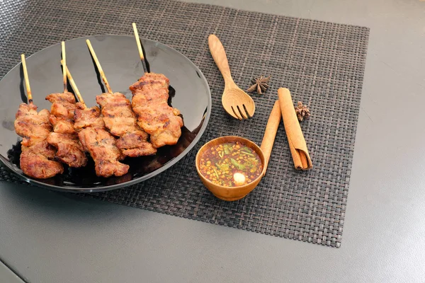 Masanın üzerinde ızgara domuz eti Tayland