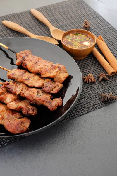 Masanın üzerinde ızgara domuz eti Tayland