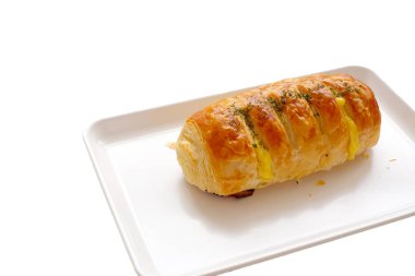 Turta, beyaz bir arka plan üzerinde sosis