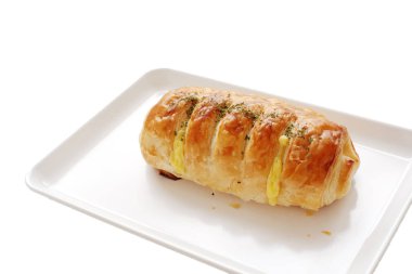 Turta, beyaz bir arka plan üzerinde sosis