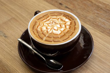 Tahta arka planda bir fincan kahve.