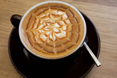 Tahta arka planda bir fincan kahve.