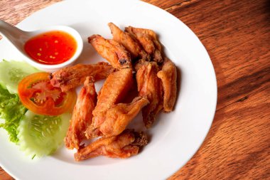 Soslu kızarmış tavuk kanadı.