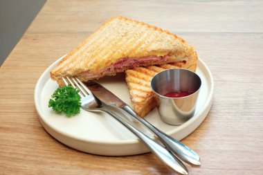 Lezzetli jambon ve peynirli sandviç plaka