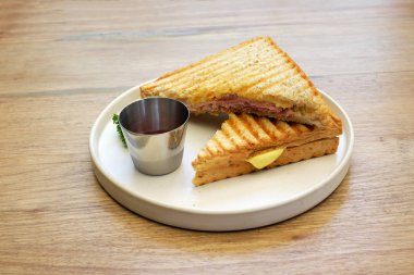 Lezzetli jambon ve peynirli sandviç plaka