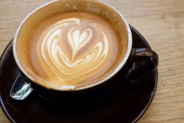 ahşap arka plan üzerinde sıcak kahve