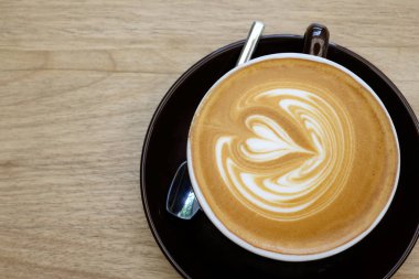 ahşap arka plan üzerinde sıcak kahve