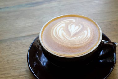 ahşap arka plan üzerinde sıcak kahve