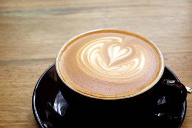 Sıcak latte kahve görünümü kapatın