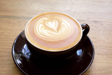 ahşap arka plan üzerinde sıcak kahve