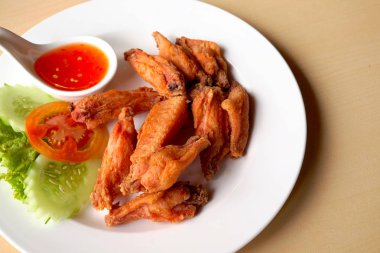 Soslu kızarmış tavuk kanadı.