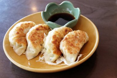 Sos daldırma ile tavada sosu