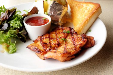 Izgara tavuk, fırında patates ve chili sos