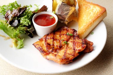 Izgara tavuk, fırında patates ve chili sos