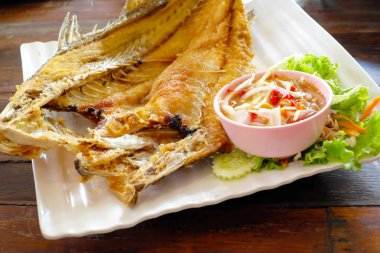 Kızarmış balık Tayland mango salatası ile.