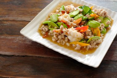 Koku fasulye ile karides, tavada kızartılmış Asya gıda