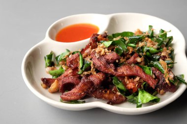 Kızarmış domuz Güney Afrika'da bir kabile kireç yaprakları