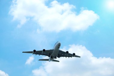 mavi gökyüzünde açılış uçağı