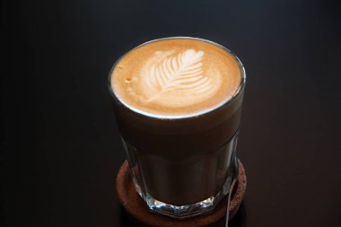 Cafe latte sanat. Düz beyaz kahve